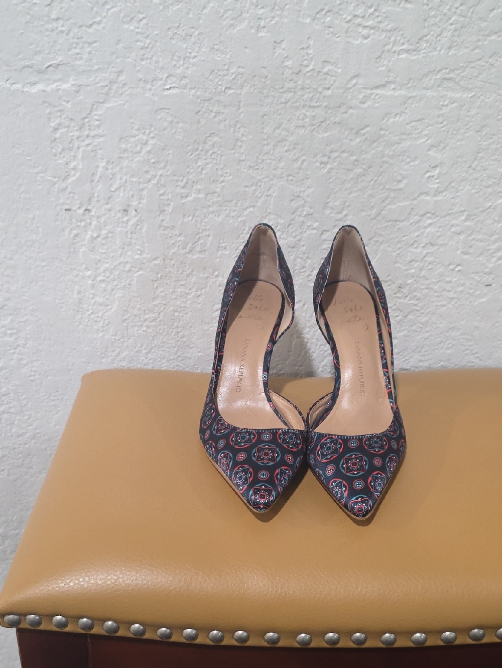 BANANA REPUBLIC . Women's Patterned Pointed-Toe Pumps in Navy and Pink